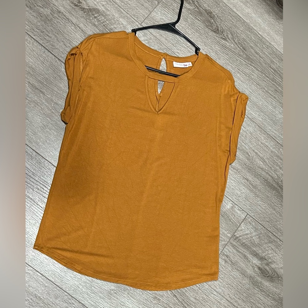 KOHL'S SO short sleeve with keyhole